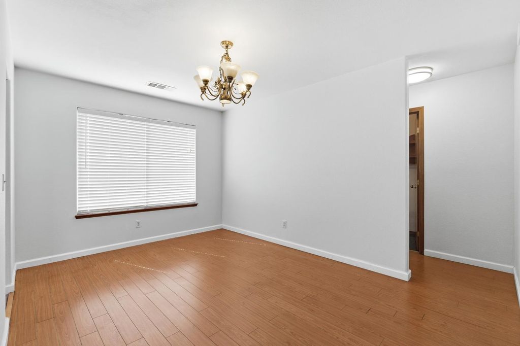 Image 21 of property listing at 865 Mckelvy Avenue, Clovis, CA 93611