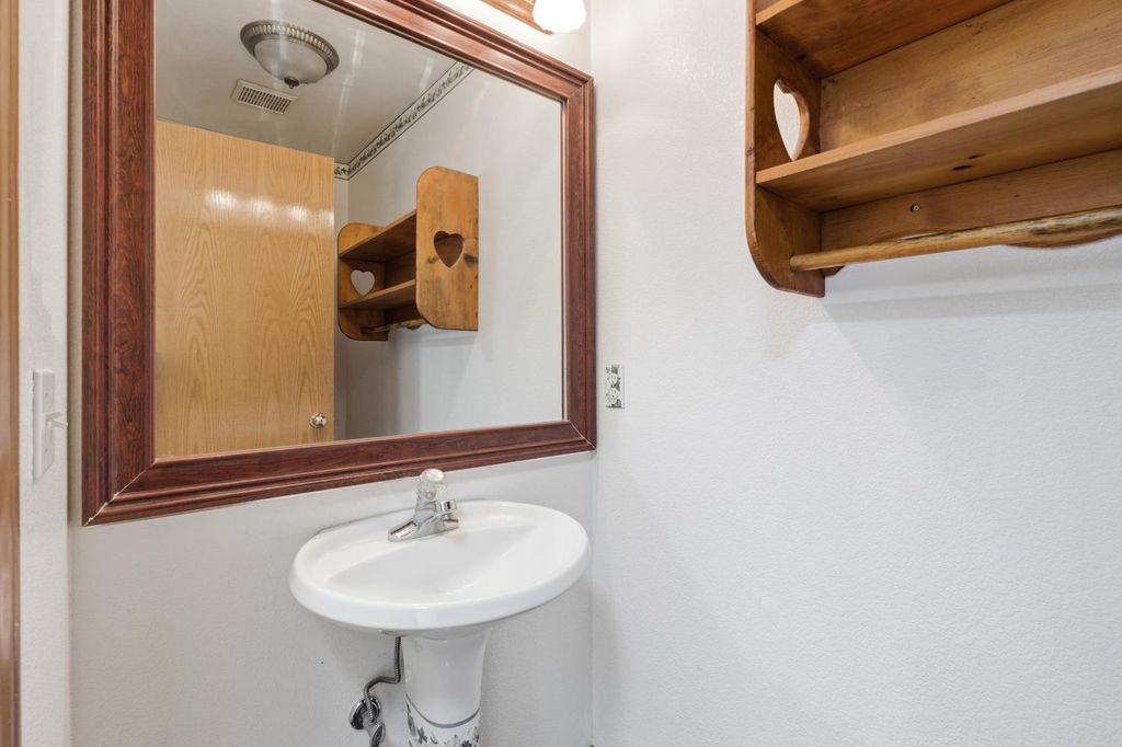 Image 23 of property listing at 865 Mckelvy Avenue, Clovis, CA 93611