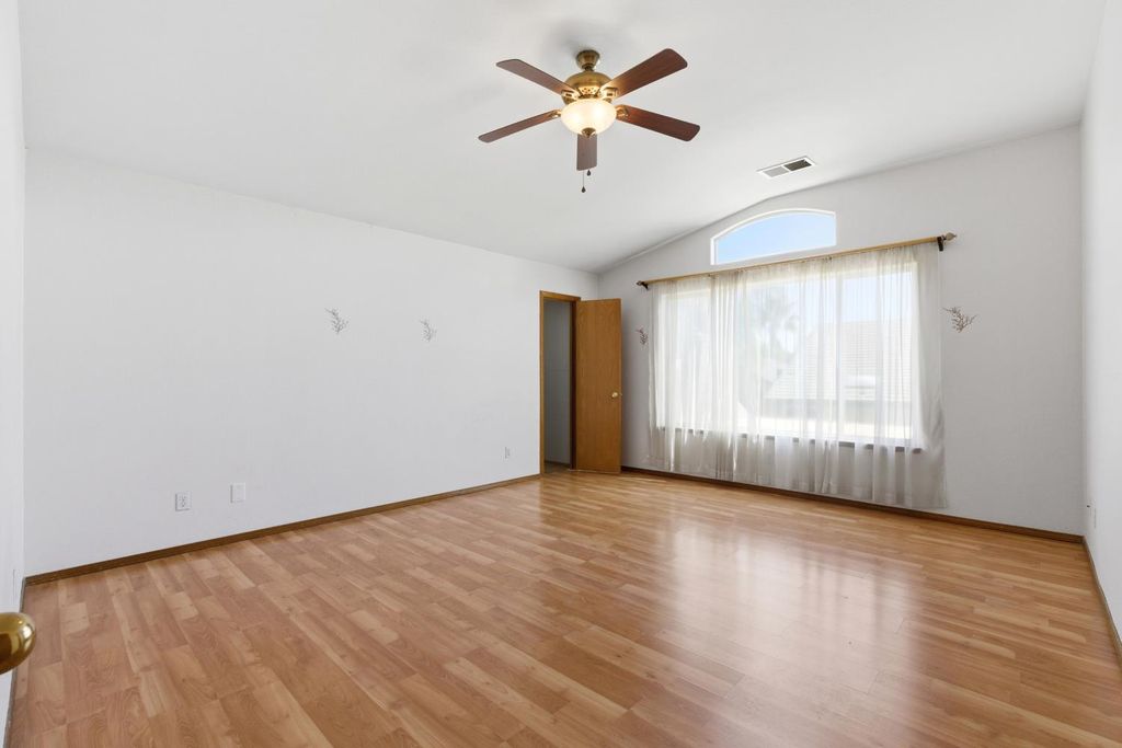 Image 29 of property listing at 865 Mckelvy Avenue, Clovis, CA 93611