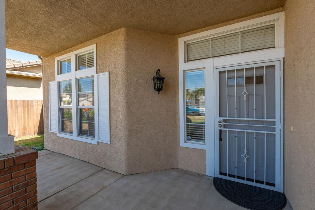 Image 3 of property listing at 865 Mckelvy Avenue, Clovis, CA 93611