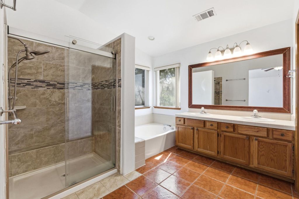 Image 32 of property listing at 865 Mckelvy Avenue, Clovis, CA 93611