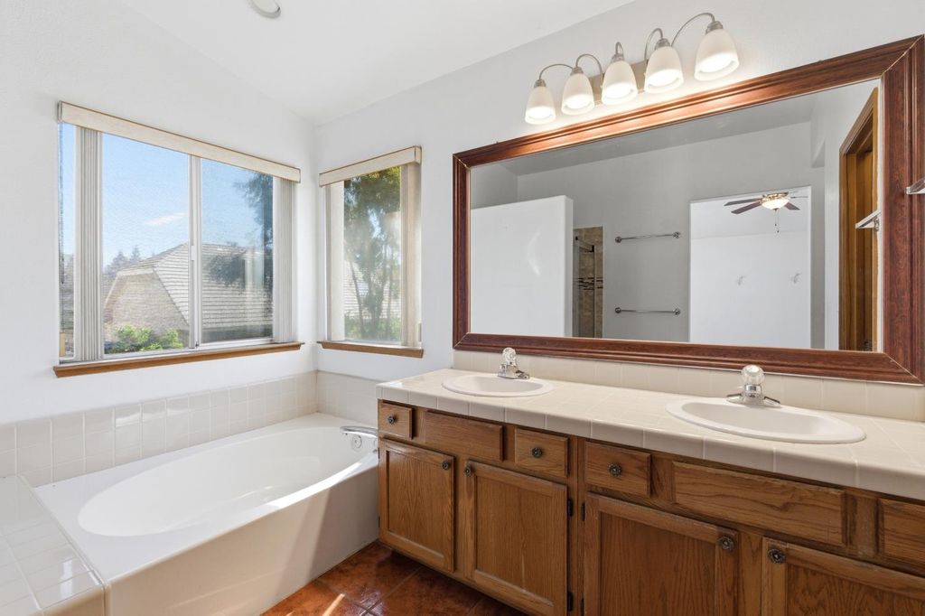 Image 33 of property listing at 865 Mckelvy Avenue, Clovis, CA 93611