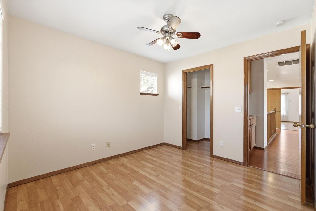 Image 37 of property listing at 865 Mckelvy Avenue, Clovis, CA 93611