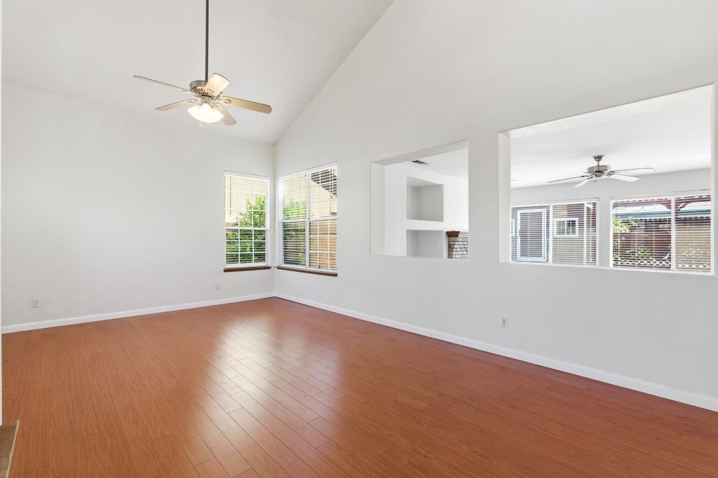 Image 4 of property listing at 865 Mckelvy Avenue, Clovis, CA 93611