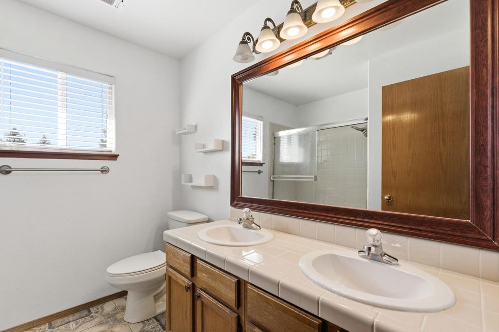 Image 40 of property listing at 865 Mckelvy Avenue, Clovis, CA 93611