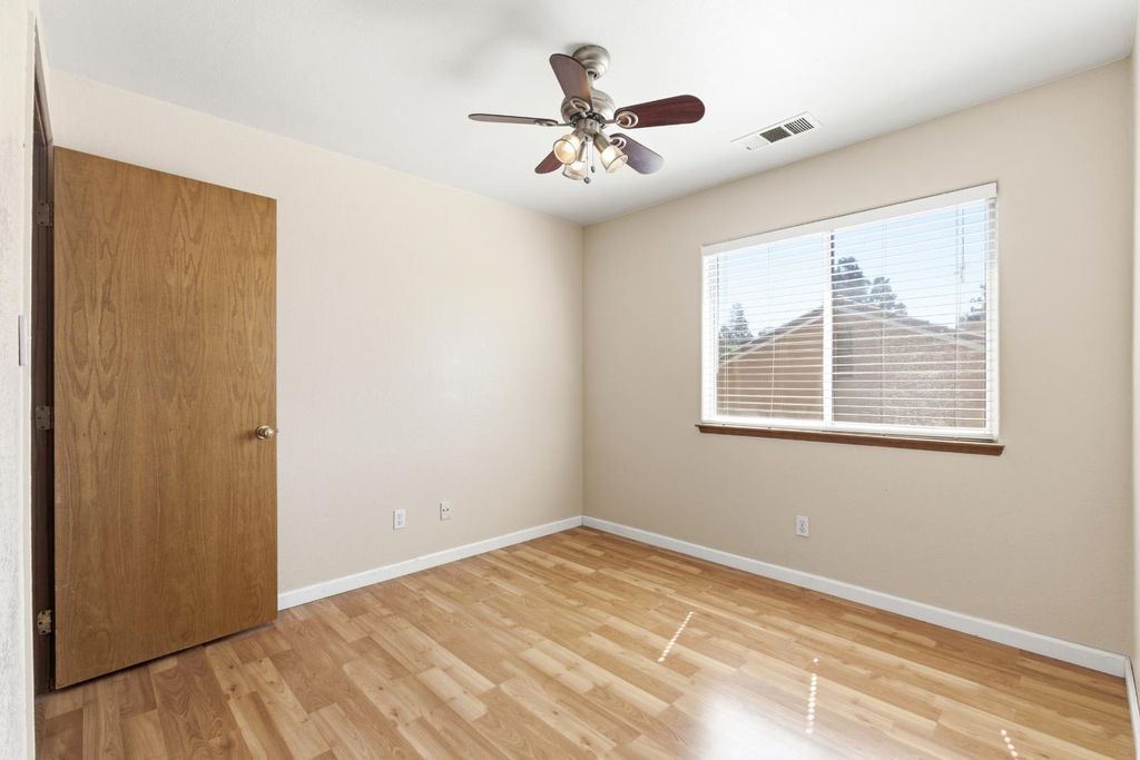 Image 43 of property listing at 865 Mckelvy Avenue, Clovis, CA 93611