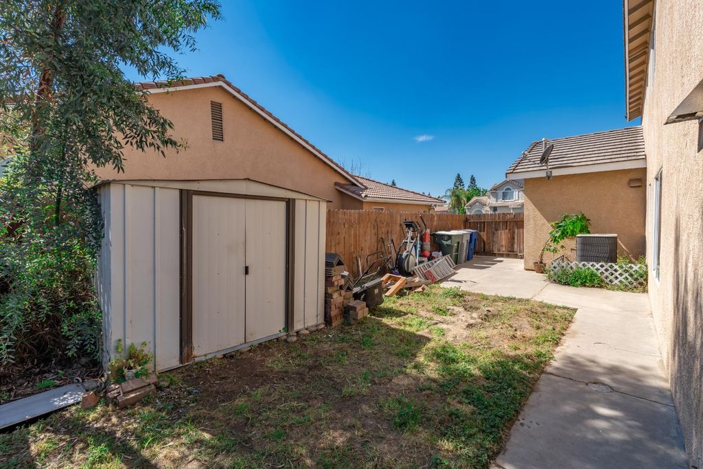 Image 44 of property listing at 865 Mckelvy Avenue, Clovis, CA 93611