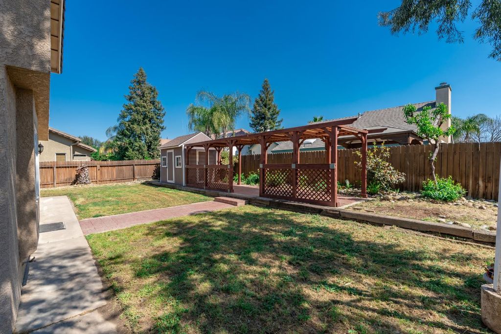 Image 45 of property listing at 865 Mckelvy Avenue, Clovis, CA 93611