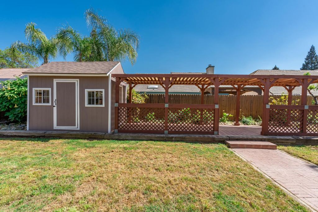 Image 46 of property listing at 865 Mckelvy Avenue, Clovis, CA 93611