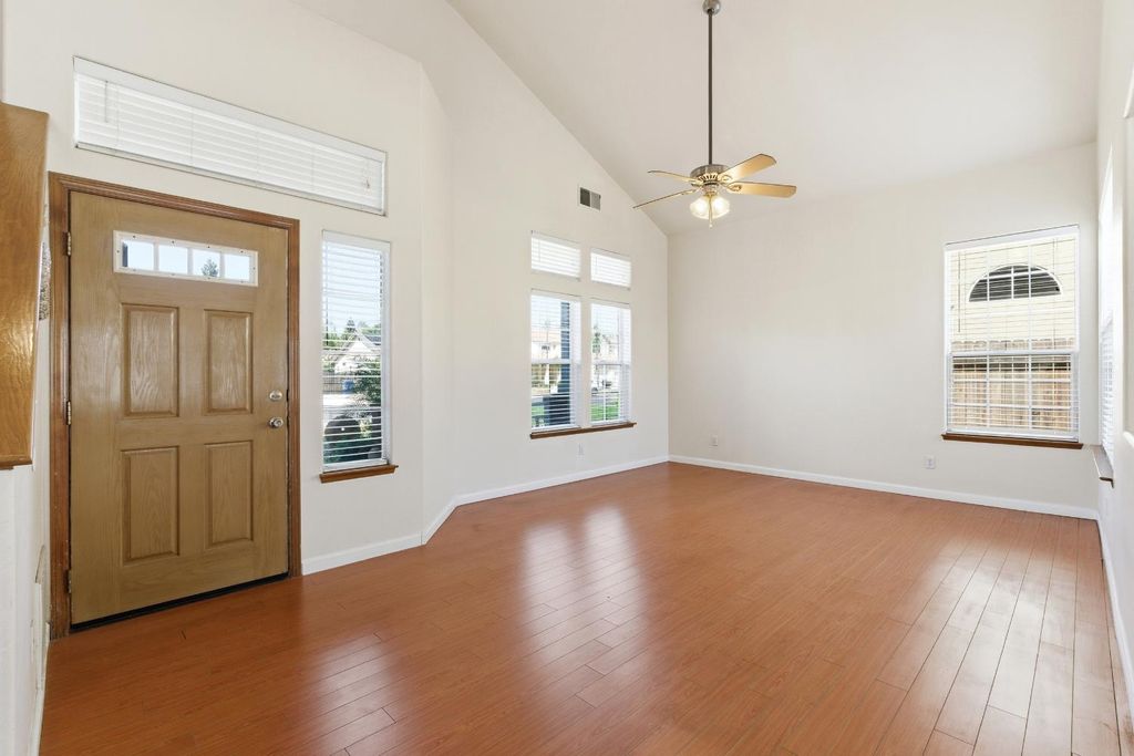 Image 5 of property listing at 865 Mckelvy Avenue, Clovis, CA 93611