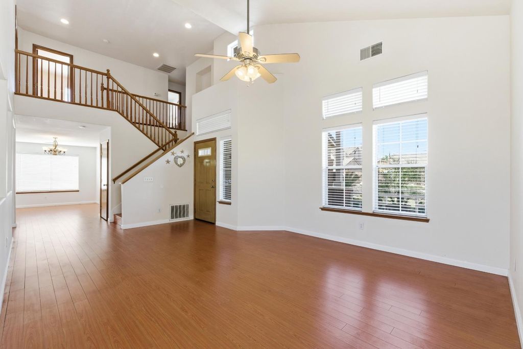 Image 6 of property listing at 865 Mckelvy Avenue, Clovis, CA 93611