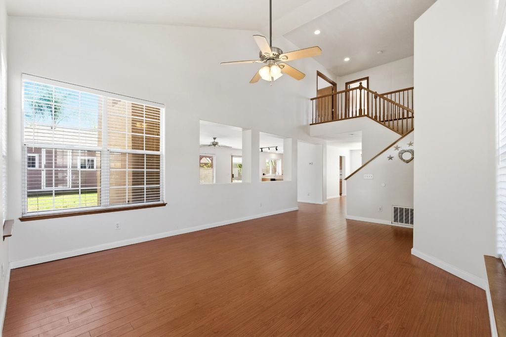 Image 7 of property listing at 865 Mckelvy Avenue, Clovis, CA 93611