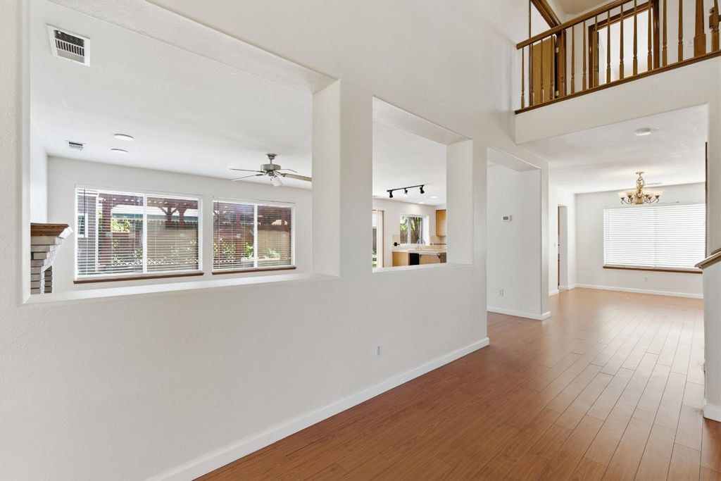 Image 8 of property listing at 865 Mckelvy Avenue, Clovis, CA 93611