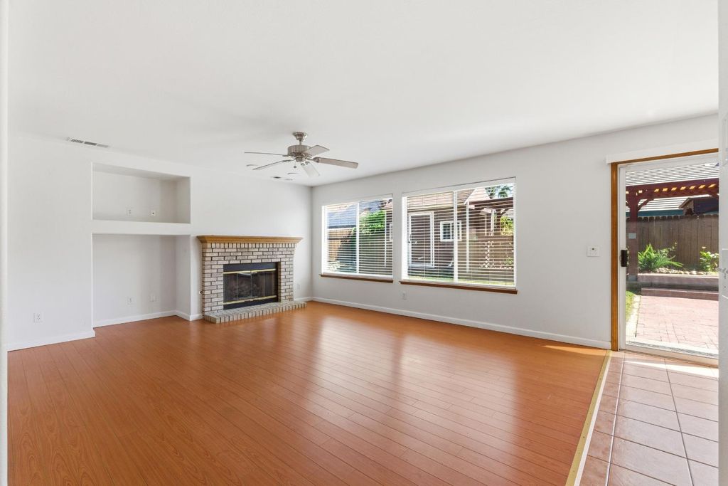 Image 9 of property listing at 865 Mckelvy Avenue, Clovis, CA 93611