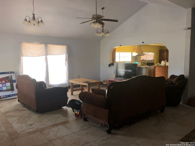 324 Rooster Dr, Pleasanton, TX 78064