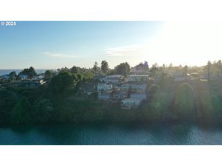 222 DEL NORTE Ln 18, Brookings, OR 97415