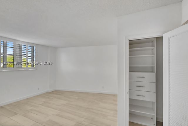 90 Edgewater Dr 327, Coral Gables, FL 33133