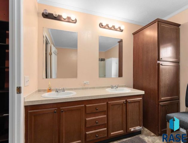 6013 W Flamingo Pl Place, Sioux Falls, SD 57107