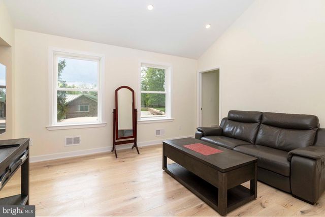 1851 MEETINGHOUSE RD, Warminster, PA 18974