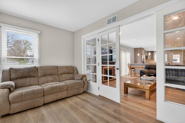 7225 Oxford Circle, Fox Lake, IL 60020