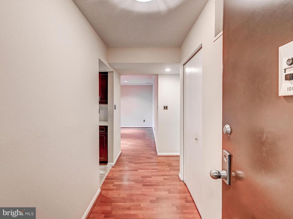 Image 2 of property listing at 3 MULLINGAR CT #101, Lutherville Timonium, MD 21093