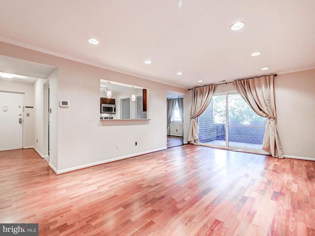 Image 4 of property listing at 3 MULLINGAR CT #101, Lutherville Timonium, MD 21093