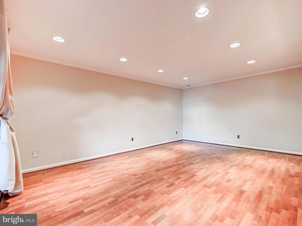 Image 5 of property listing at 3 MULLINGAR CT #101, Lutherville Timonium, MD 21093