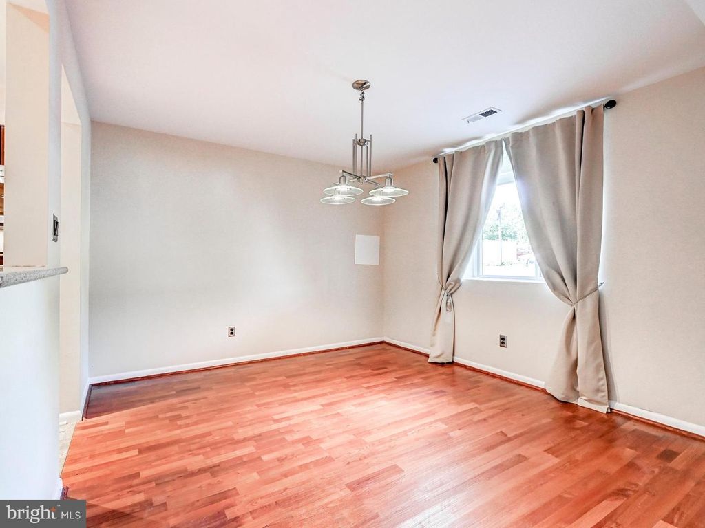 Image 6 of property listing at 3 MULLINGAR CT #101, Lutherville Timonium, MD 21093