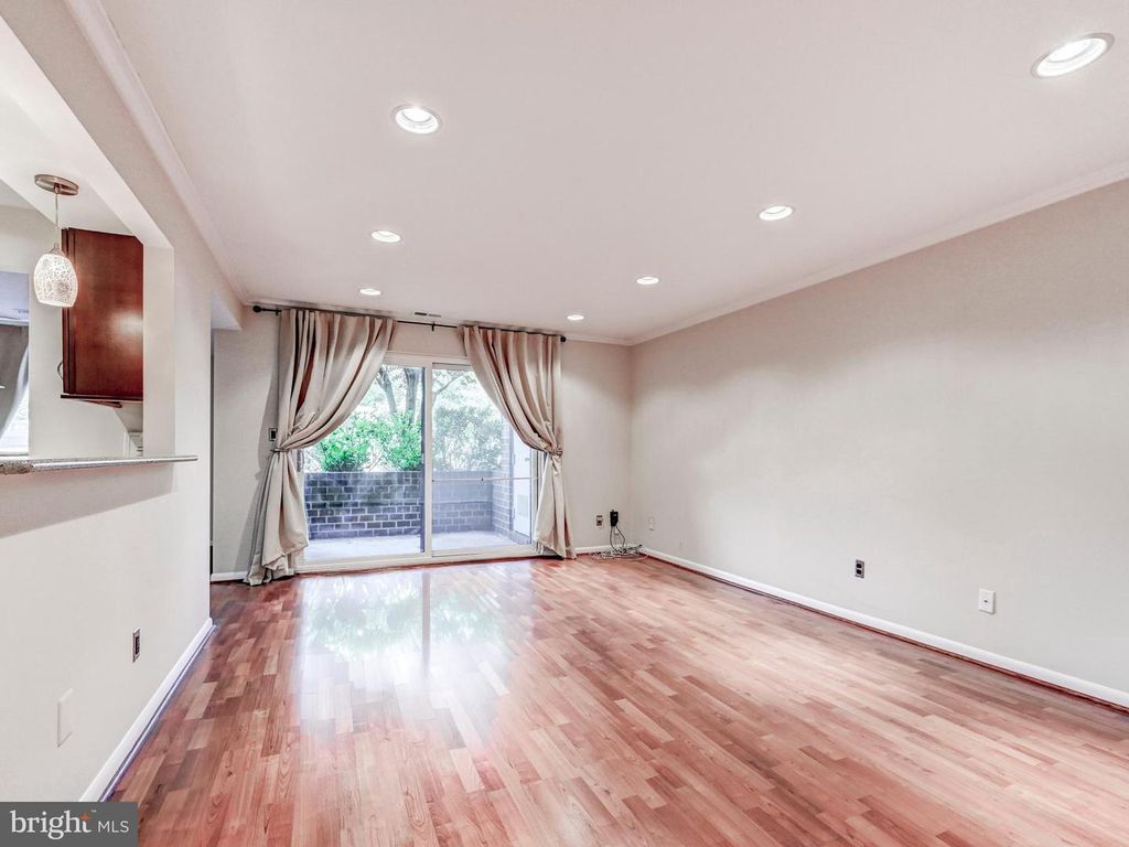 Image 7 of property listing at 3 MULLINGAR CT #101, Lutherville Timonium, MD 21093