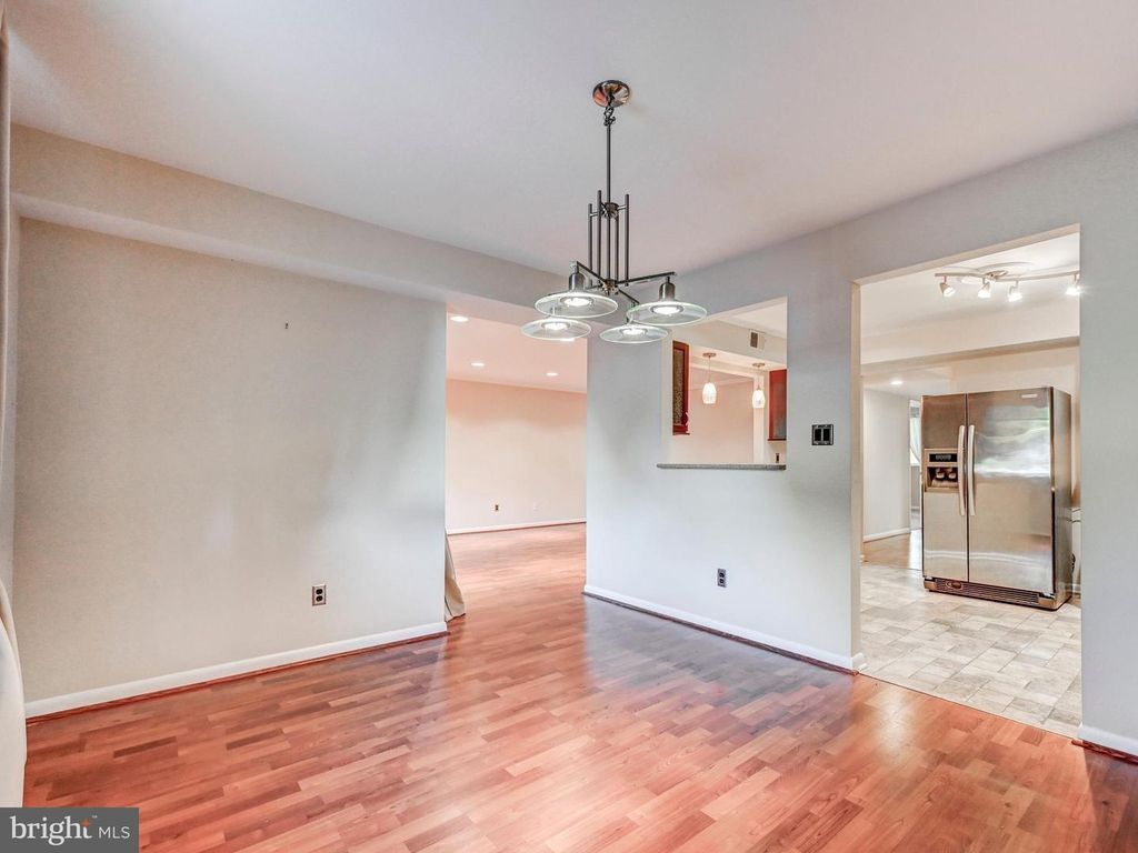 Image 8 of property listing at 3 MULLINGAR CT #101, Lutherville Timonium, MD 21093