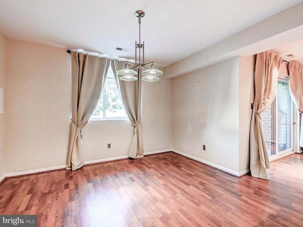 Image 9 of property listing at 3 MULLINGAR CT #101, Lutherville Timonium, MD 21093
