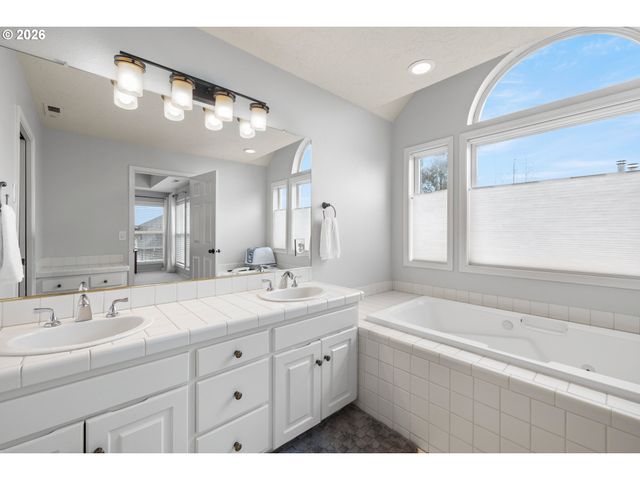 13585 Sw WESTRIDGE Ter, Tigard, OR 97223