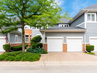 17 Mashie Court, Woodridge, IL 60517