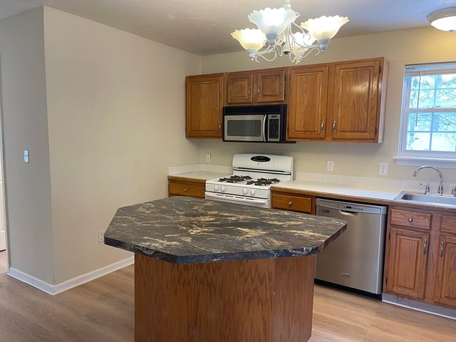 17 Azalea Ln 17, Marlborough, MA 01752