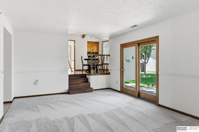 575 N 152 Avenue Circle, Omaha, NE 68154