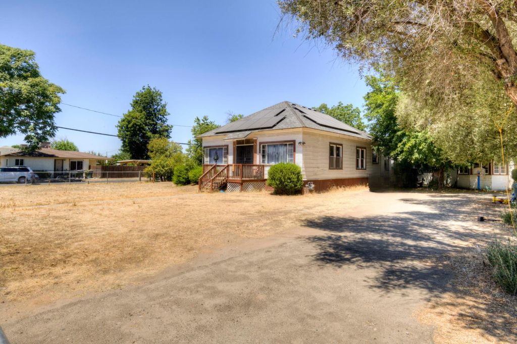 Image 2 of property listing at 3705 E Iowa Avenue, Fresno, CA 93702
