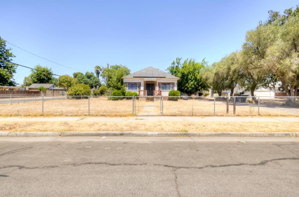 Image 5 of property listing at 3705 E Iowa Avenue, Fresno, CA 93702