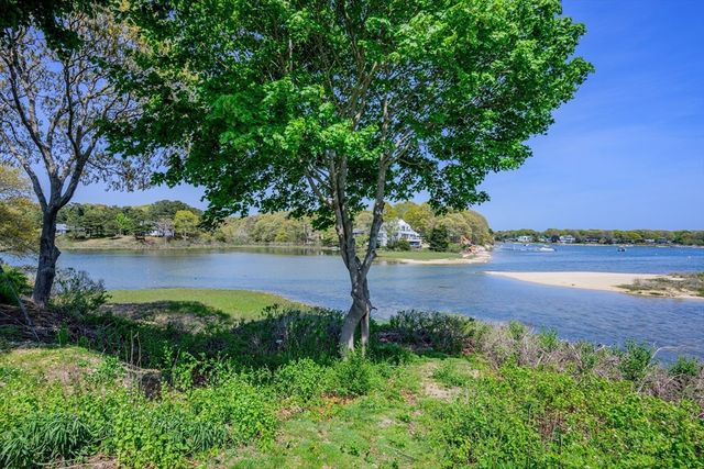56 English St, Falmouth, MA 02536