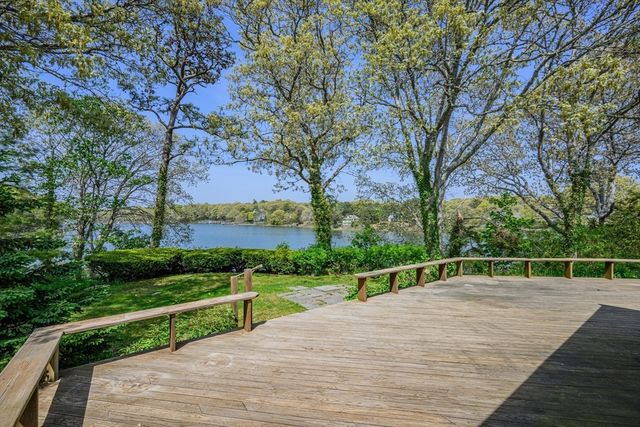 56 English St, Falmouth, MA 02536