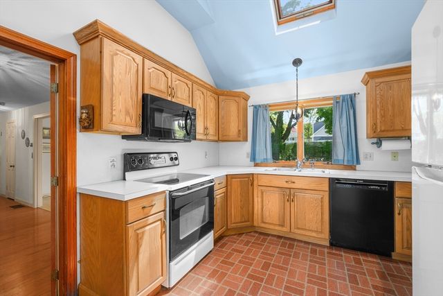 56 English St, Falmouth, MA 02536