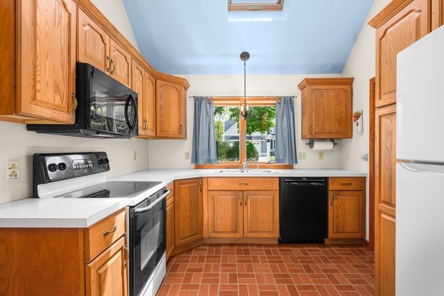 56 English St, Falmouth, MA 02536