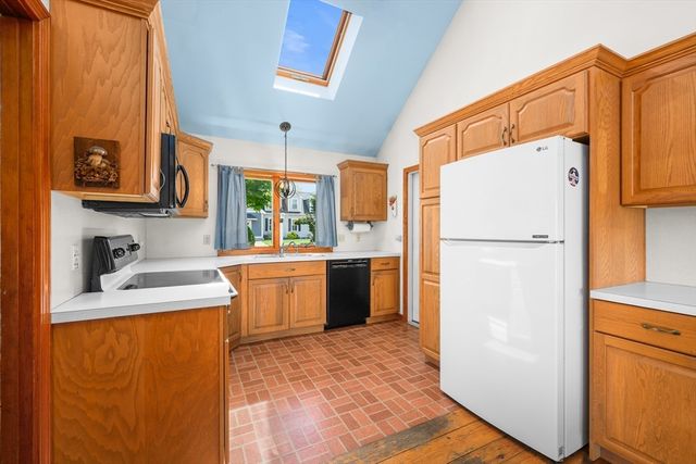 56 English St, Falmouth, MA 02536