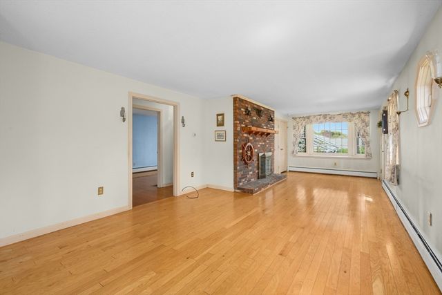 56 English St, Falmouth, MA 02536