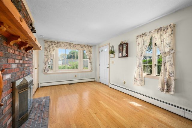 56 English St, Falmouth, MA 02536