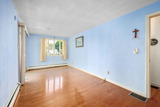 56 English St, Falmouth, MA 02536