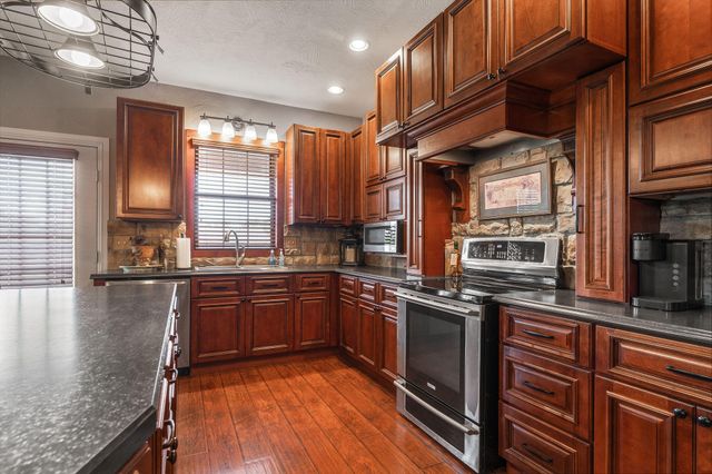 201 Pioneer Drive, Seymour, MO 65746