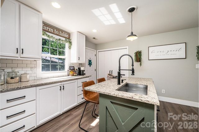1896 Bakers Glade Lane, Hickory, NC 28602