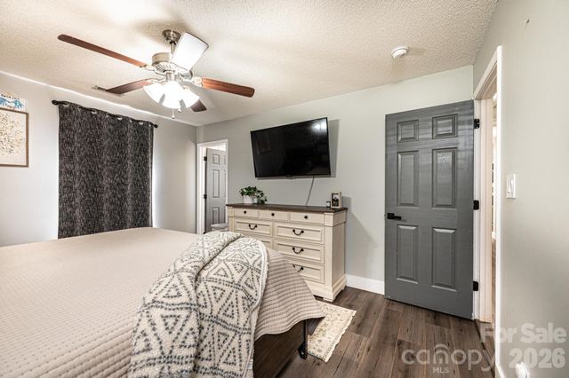 1896 Bakers Glade Lane, Hickory, NC 28602