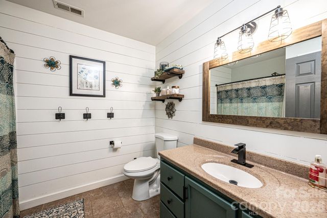 1896 Bakers Glade Lane, Hickory, NC 28602