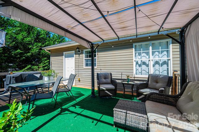 1896 Bakers Glade Lane, Hickory, NC 28602